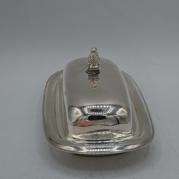 987 silverplated butter dish Approximately 4.25"Wide by 2.5"High by 8.25"long - Picture 11 of 12